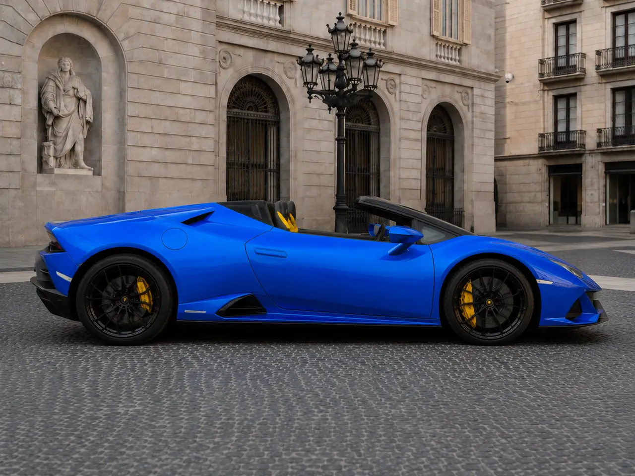 Lamborghini Huracan Evo Spyder 2022, vista frontale — Milan Luxury Cars, Milano. La Lamborghini Huracán Evo Spyder del 2022 porta in strada 640 cavalli con una risposta…