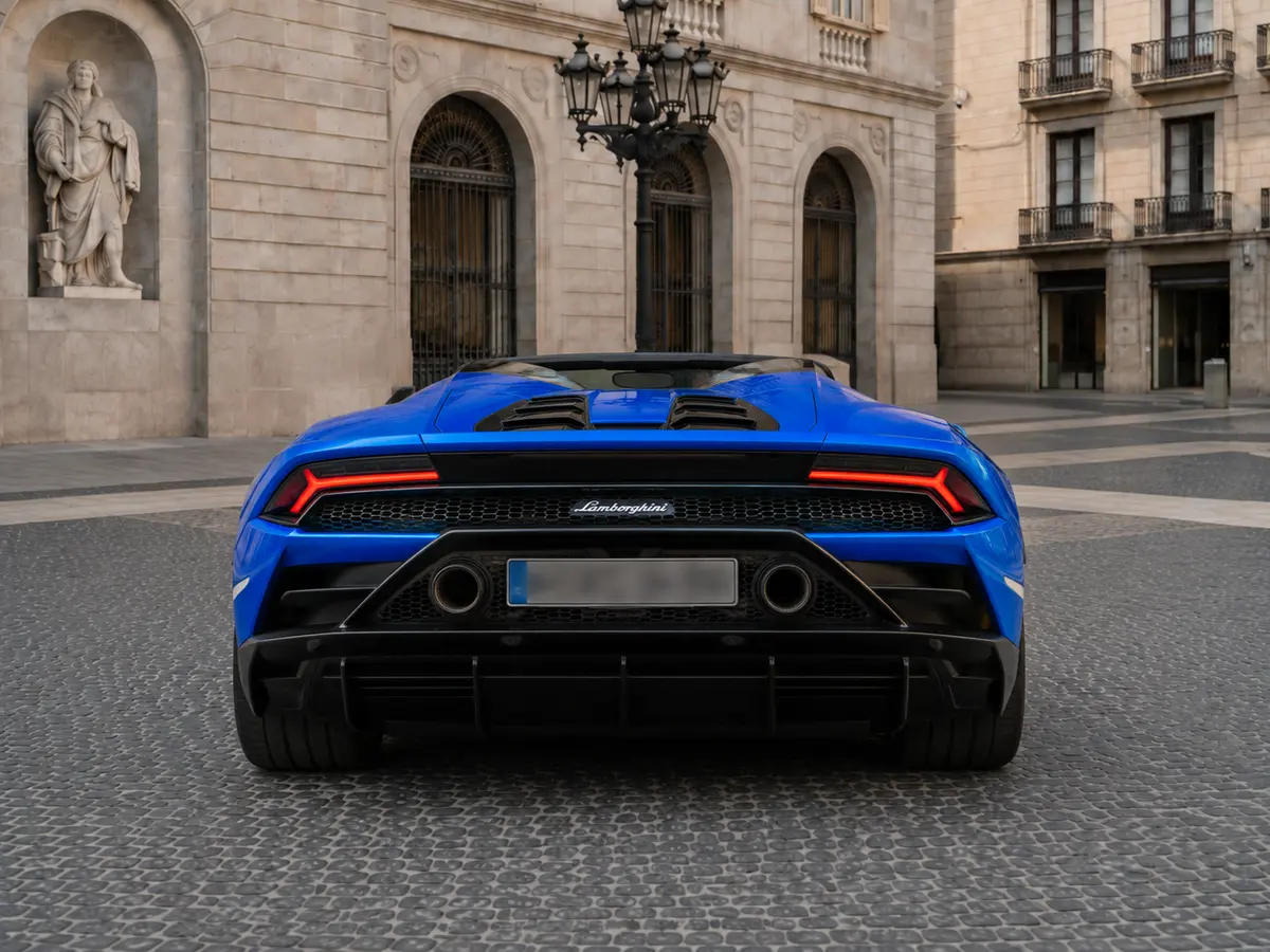 Lamborghini Huracan Evo Spyder 2022, vista posteriore — Milan Luxury Cars, Milano. La Lamborghini Huracán Evo Spyder del 2022 porta in strada 640 cavalli con una risposta…