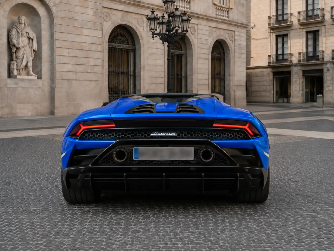 Lamborghini Huracan Evo Spyder 2022, vista posteriore — Milan Luxury Cars, Milano. La Lamborghini Huracán Evo Spyder del 2022 porta in strada 640 cavalli con una risposta…