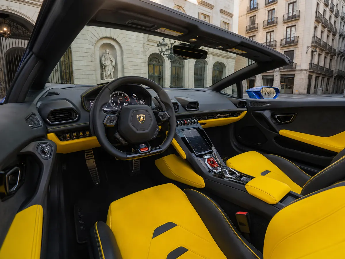 Lamborghini Huracan Evo Spyder 2022, interni — Milan Luxury Cars, Milano. La Lamborghini Huracán Evo Spyder del 2022 porta in strada 640 cavalli con una risposta…