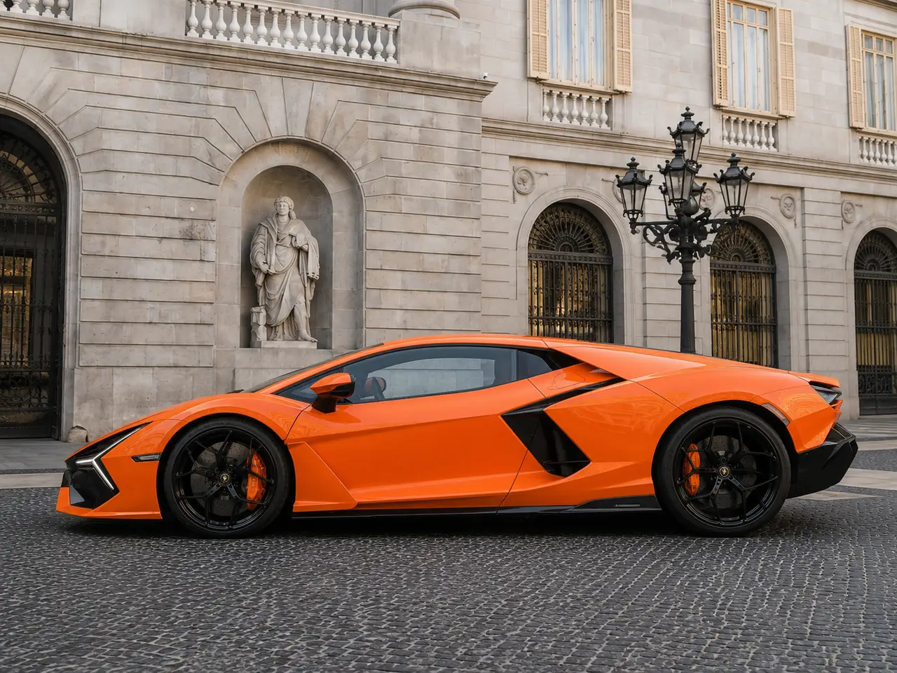 Lamborghini Revuelto 2026, exterior — Milan Luxury Cars, Milán. El Lamborghini Revuelto de 2026 combina una potencia de 1015 CV con una configuración de…
