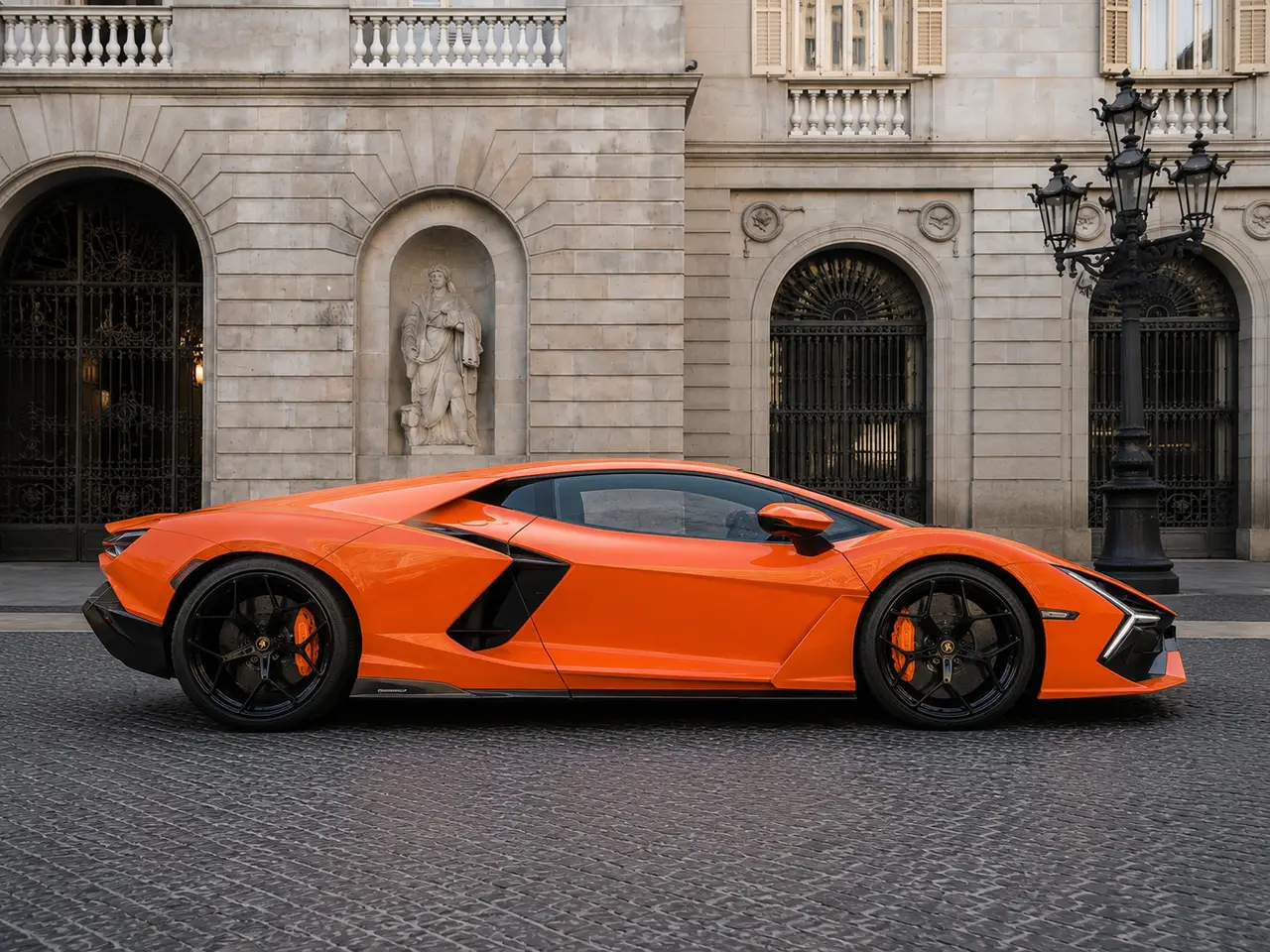 Lamborghini Revuelto 2026, vista frontal — Milan Luxury Cars, Milán. El Lamborghini Revuelto de 2026 combina una potencia de 1015 CV con una configuración de…