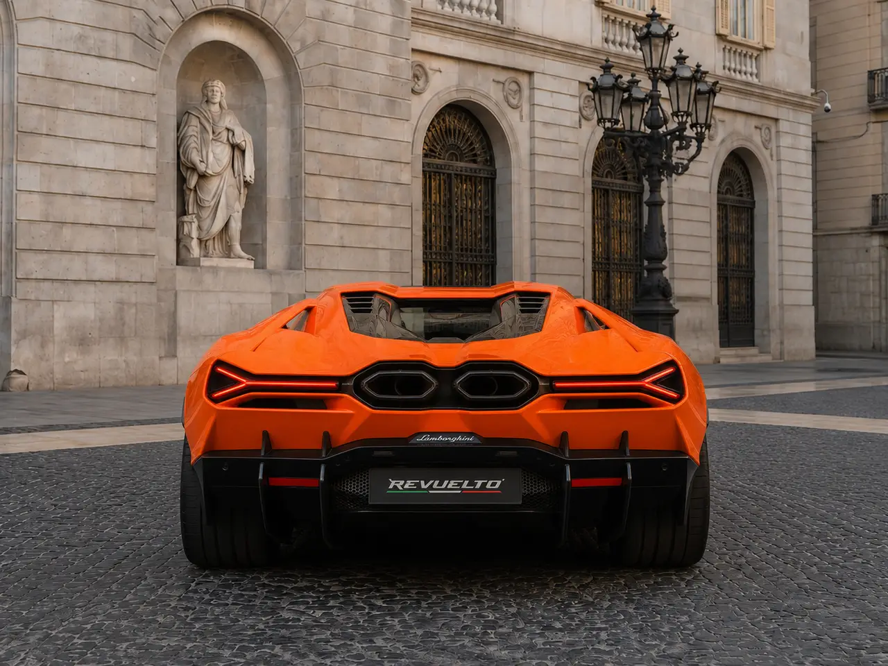 Lamborghini Revuelto 2026, vista trasera — Milan Luxury Cars, Milán. El Lamborghini Revuelto de 2026 combina una potencia de 1015 CV con una configuración de…