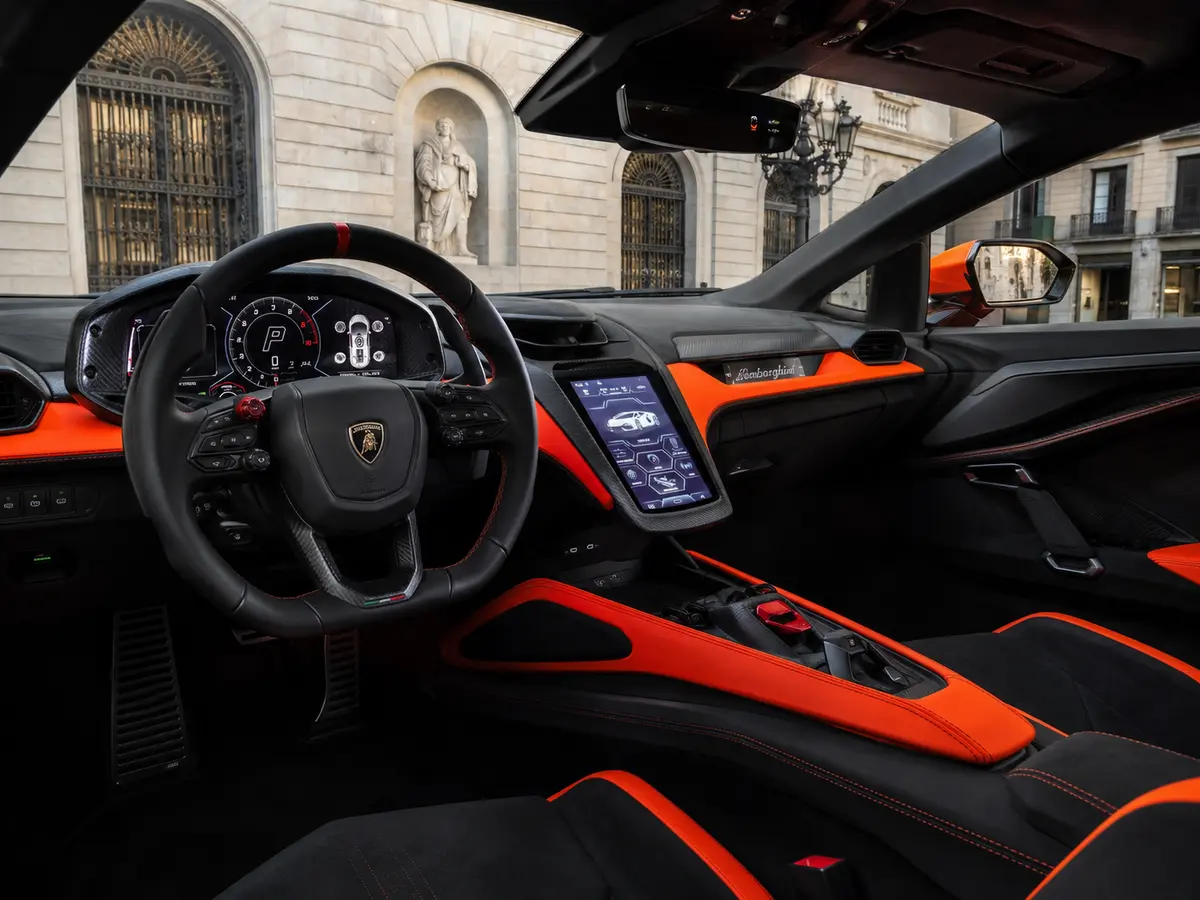 Lamborghini Revuelto 2026, interior — Milan Luxury Cars, Milán. El Lamborghini Revuelto de 2026 combina una potencia de 1015 CV con una configuración de…