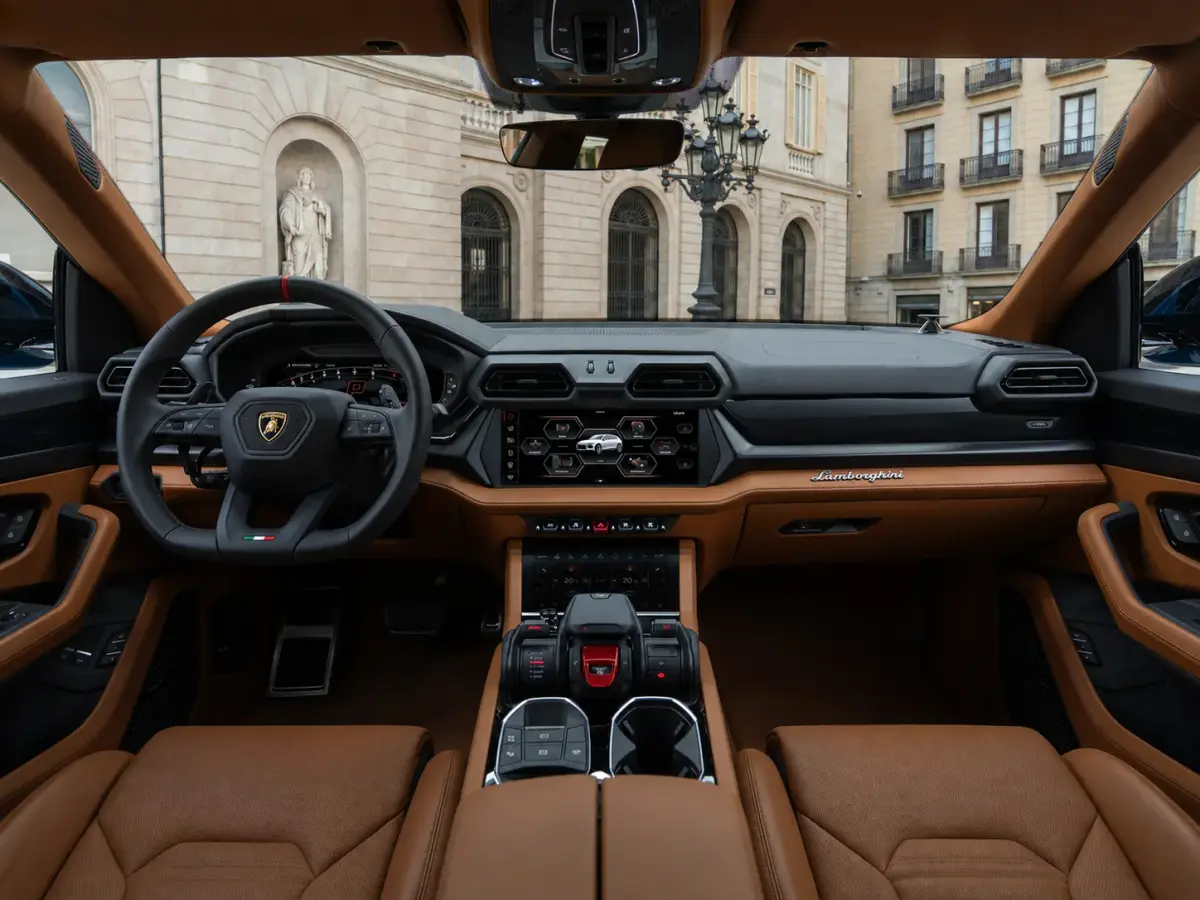 Lamborghini Urus SE 2025, вид сзади — Milan Luxury Cars, Милан. Lamborghini Urus SE — редкий случай, когда 800 лошадиных сил и пять полноценных мест…