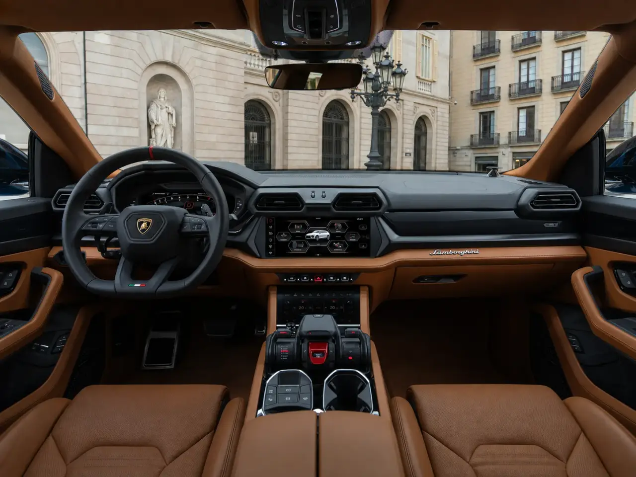 Lamborghini Urus SE 2025, вид сзади — Milan Luxury Cars, Милан. Lamborghini Urus SE — редкий случай, когда 800 лошадиных сил и пять полноценных мест…