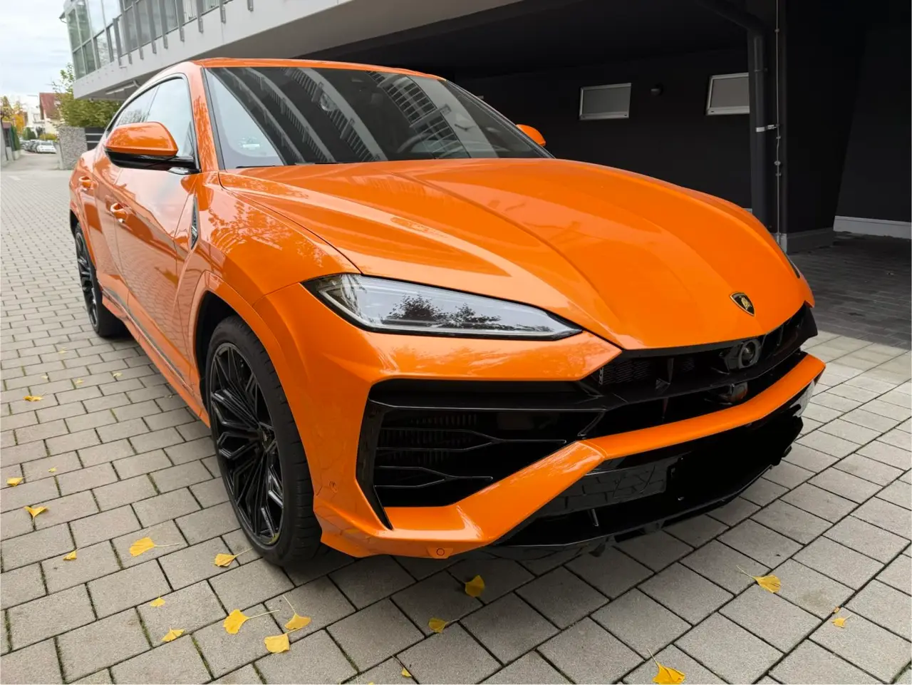 Lamborghini URUS SE 2025, front view — Milan Luxury Cars, Milan. The Lamborghini URUS SE pairs 800 hp with a five-seat cabin, a combination few vehicles…