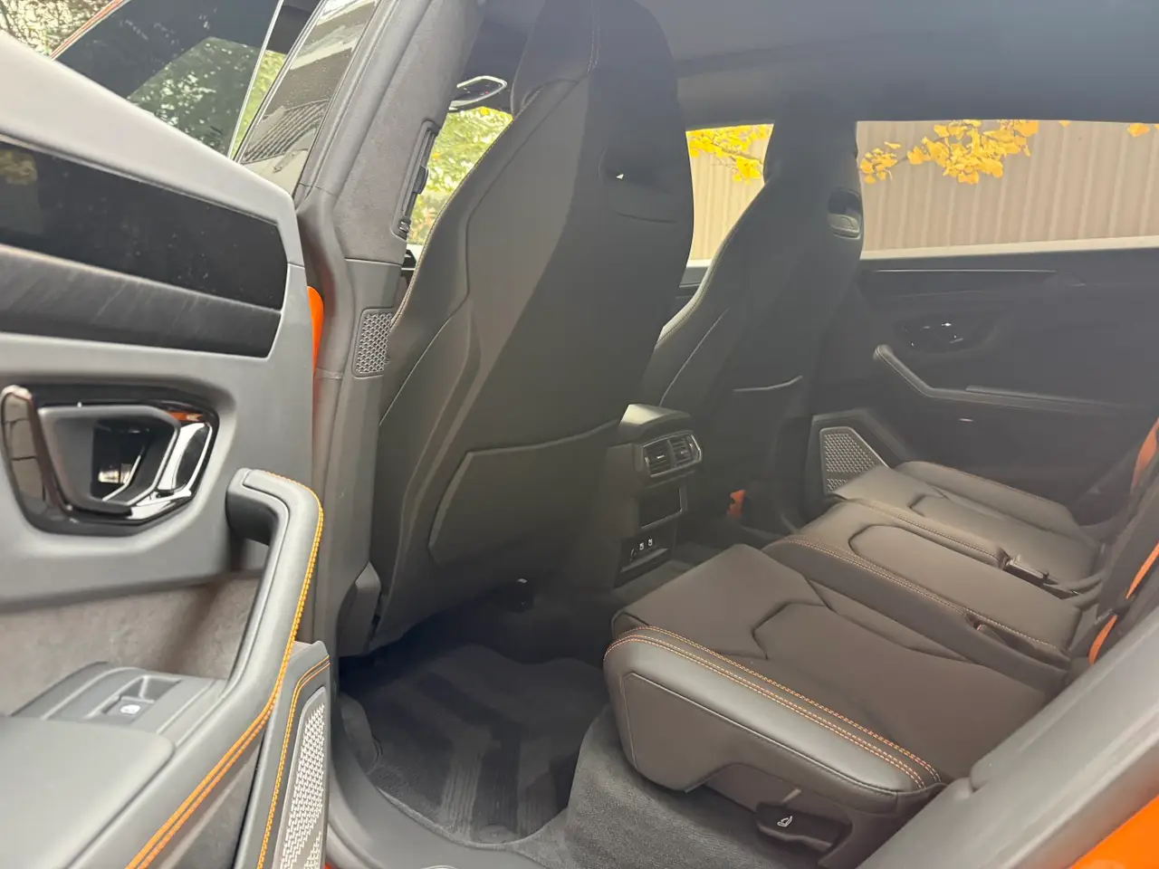 Lamborghini URUS SE 2025, dashboard — Milan Luxury Cars, Milan. The Lamborghini URUS SE pairs 800 hp with a five-seat cabin, a combination few vehicles…