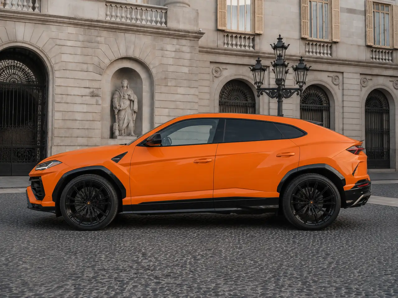 Lamborghini URUS SE 2025, esterno — Milan Luxury Cars, Milano. Il Lamborghini Urus SE del 2025 porta la logica della supercar dentro un SUV a cinque…