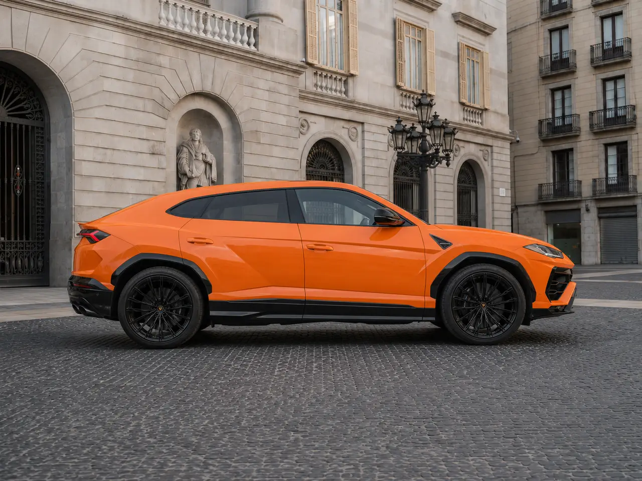 Lamborghini URUS SE 2025, vista frontale — Milan Luxury Cars, Milano. Il Lamborghini Urus SE del 2025 porta la logica della supercar dentro un SUV a cinque…