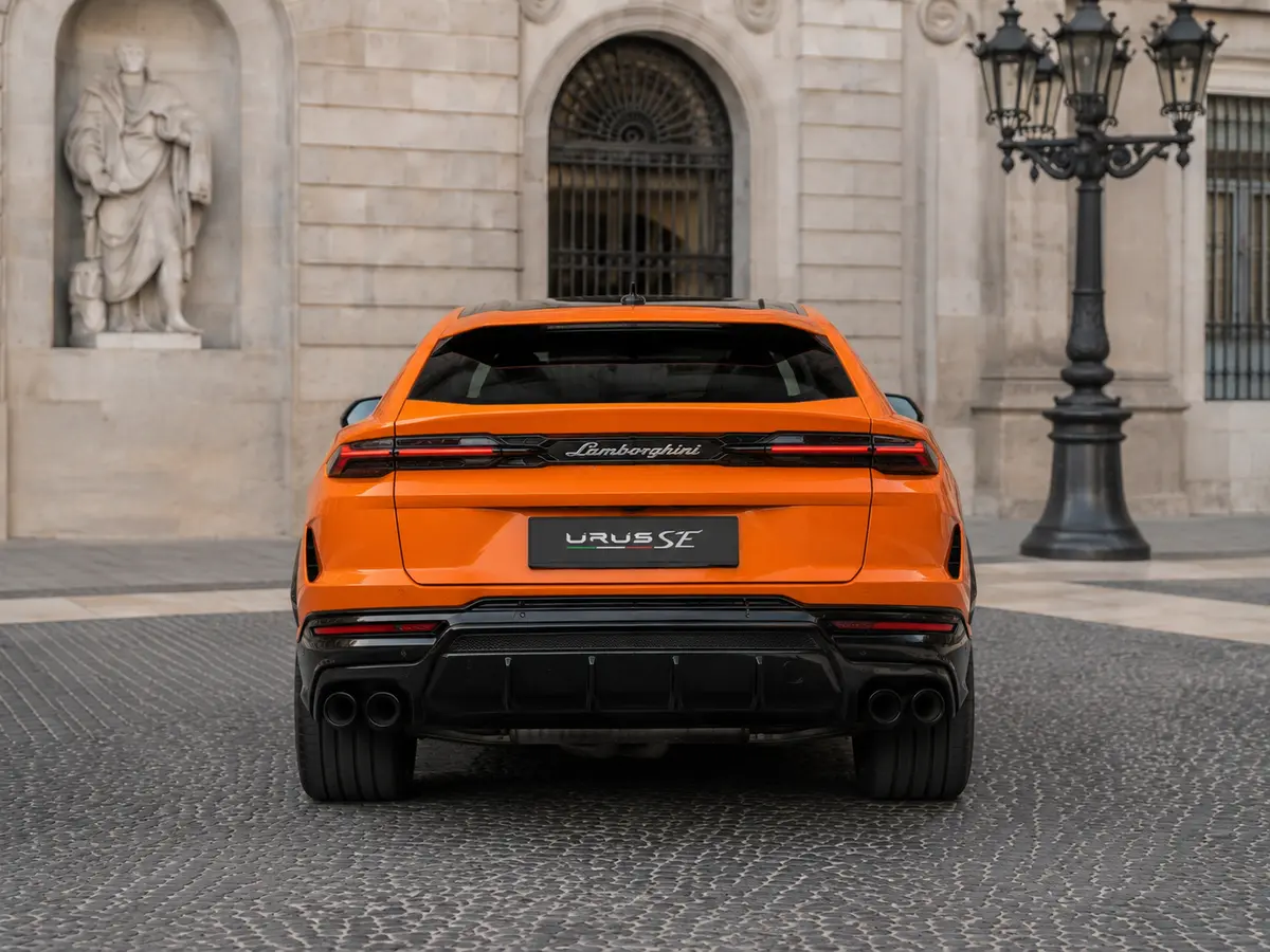 Lamborghini URUS SE 2025, vista posteriore — Milan Luxury Cars, Milano. Il Lamborghini Urus SE del 2025 porta la logica della supercar dentro un SUV a cinque…