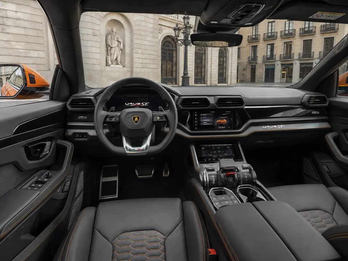 Lamborghini URUS SE 2025, interni — Milan Luxury Cars, Milano. Il Lamborghini Urus SE del 2025 porta la logica della supercar dentro un SUV a cinque…