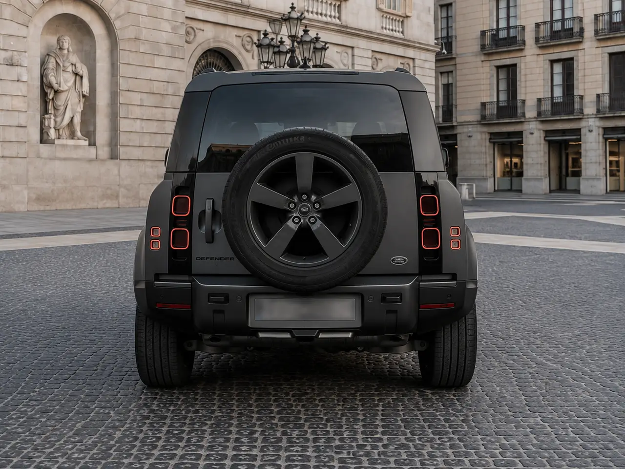 Land Rover Defender 2024, vista posteriore — Milan Luxury Cars, Milano. Il Land Rover Defender 2024 porta in strada una presenza da fuoristrada vero, con 400…