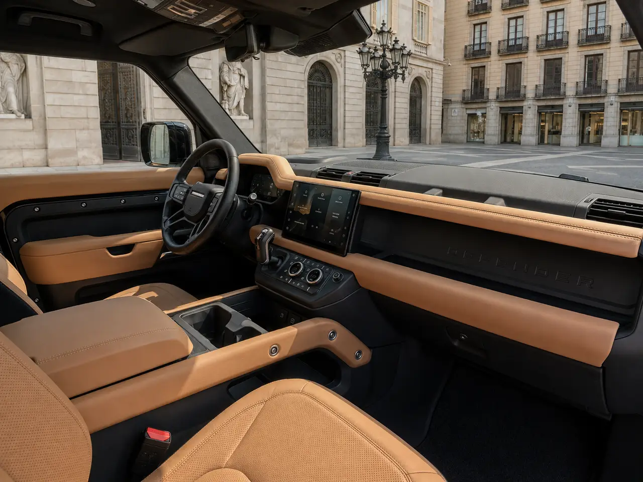 Land Rover Defender 2024, interni — Milan Luxury Cars, Milano. Il Land Rover Defender 2024 porta in strada una presenza da fuoristrada vero, con 400…