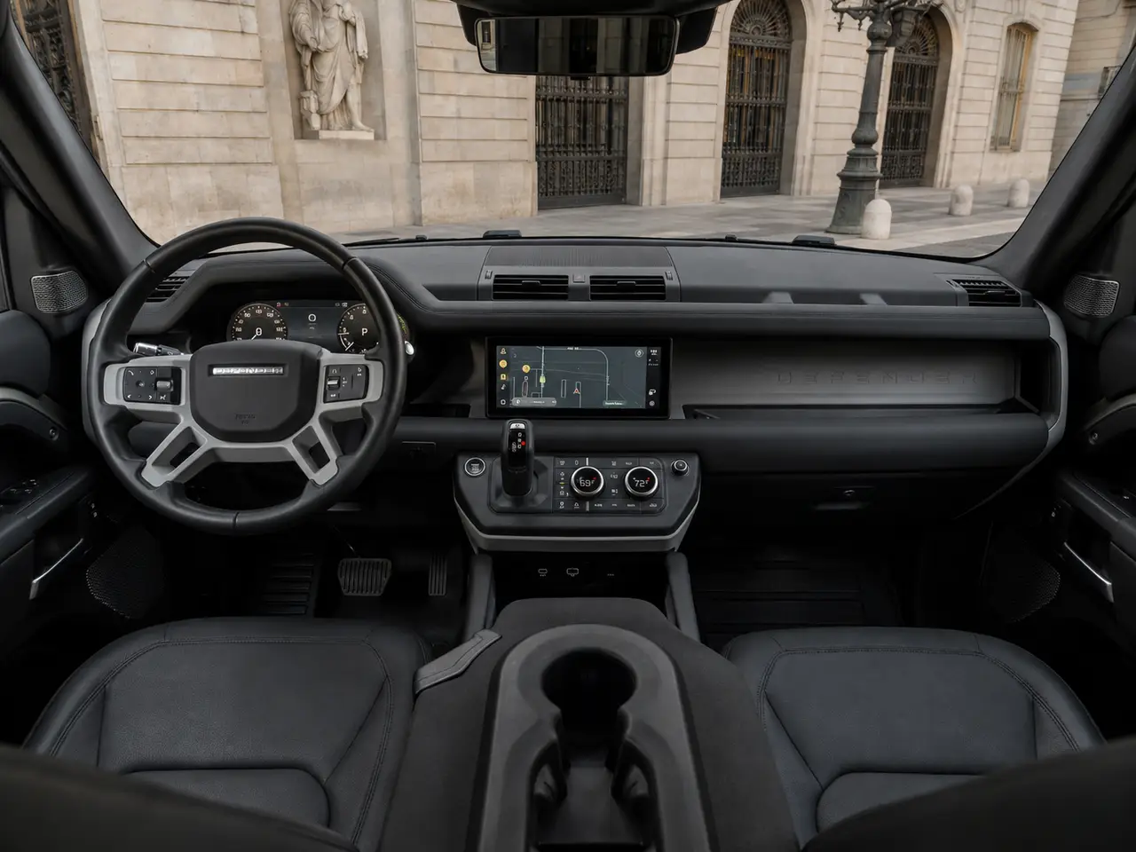 Land Rover Defender X-Dynamic 7 seater 2024, interni — Milan Luxury Cars, Milano. Il Land Rover Defender X-Dynamic a 7 posti porta in strada l'impostazione robusta tipica…