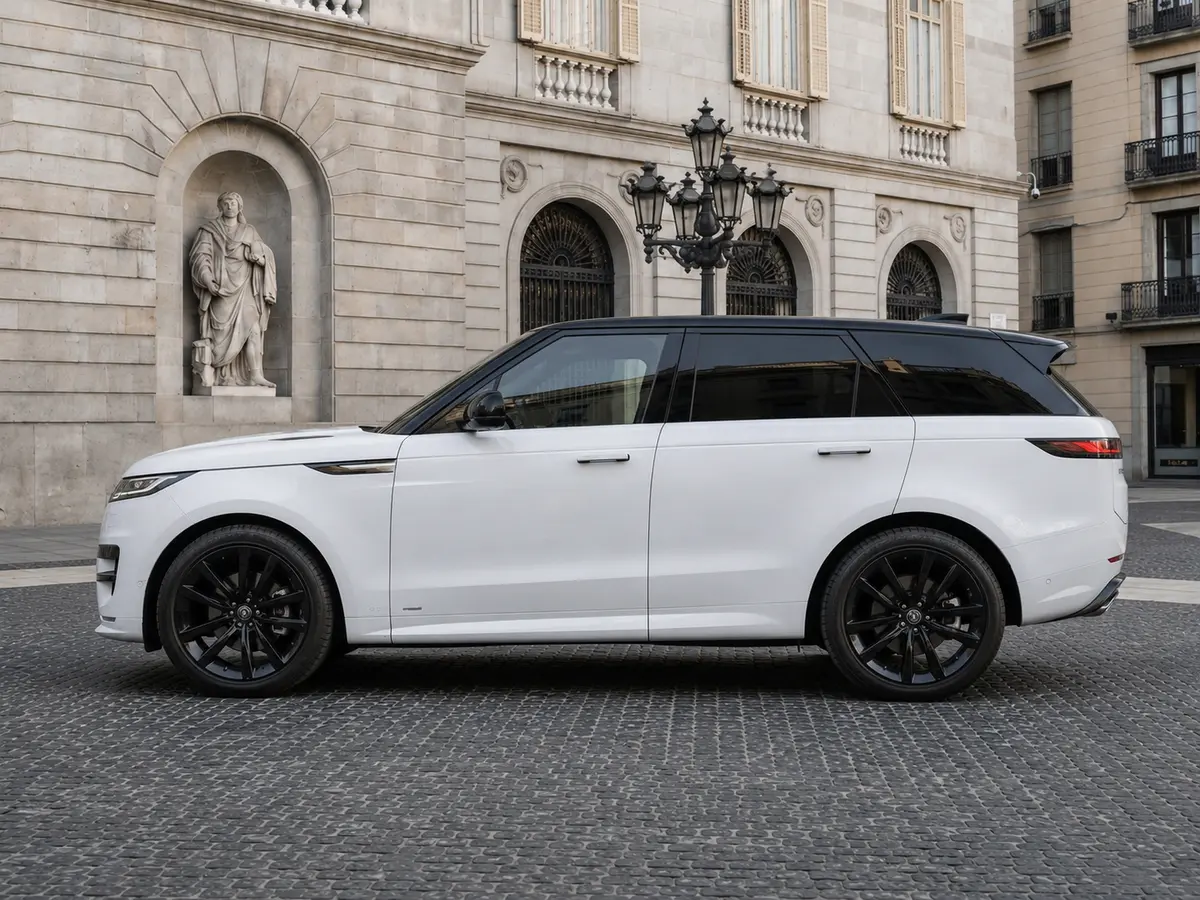 Land Rover Range Rover Sport 2025, esterno — Milan Luxury Cars, Milano. Il Range Rover Sport 2025 porta in dotazione 400 cavalli distribuiti su una struttura…