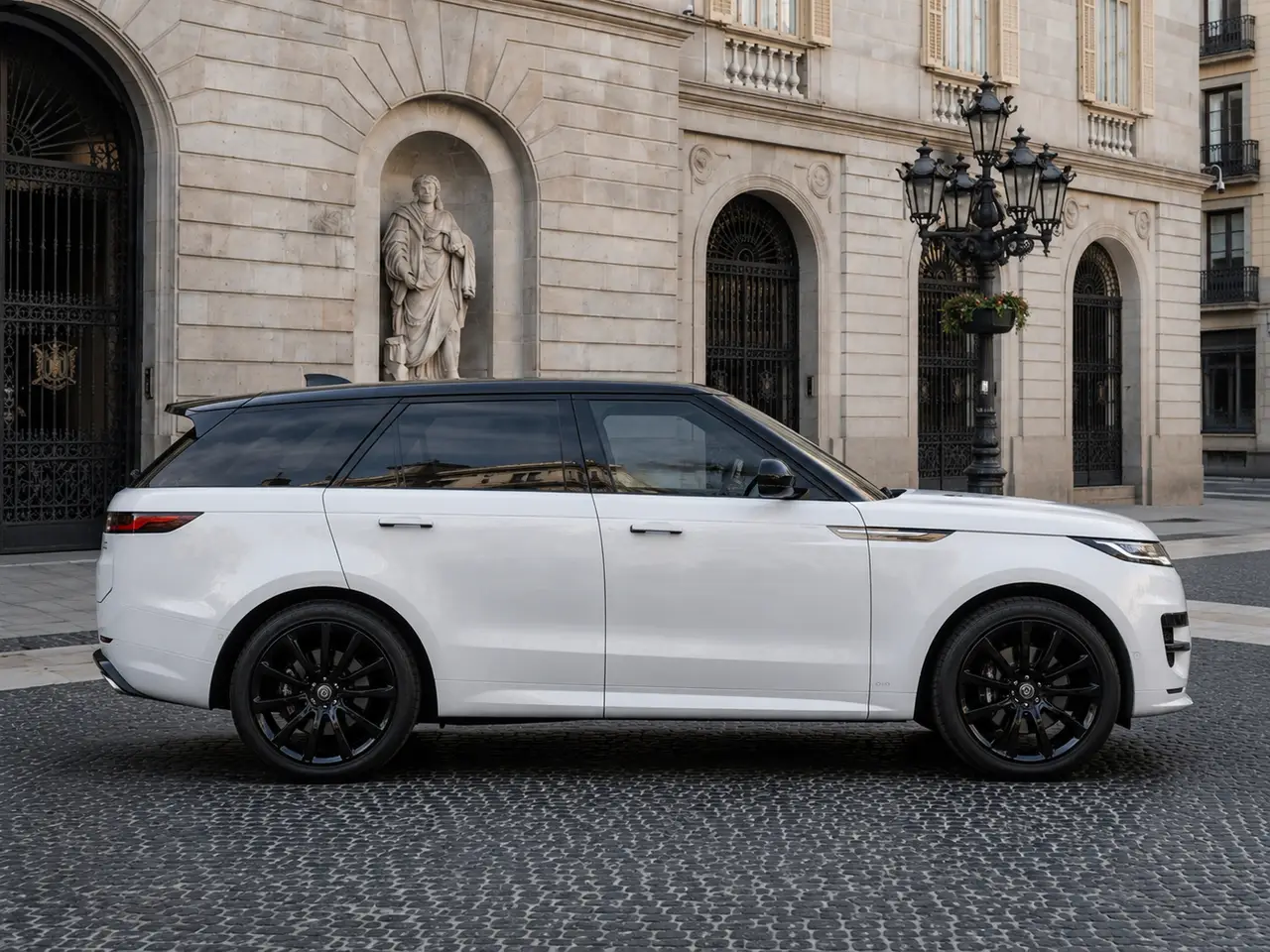 Land Rover Range Rover Sport 2025, vista frontale — Milan Luxury Cars, Milano. Il Range Rover Sport 2025 porta in dotazione 400 cavalli distribuiti su una struttura…