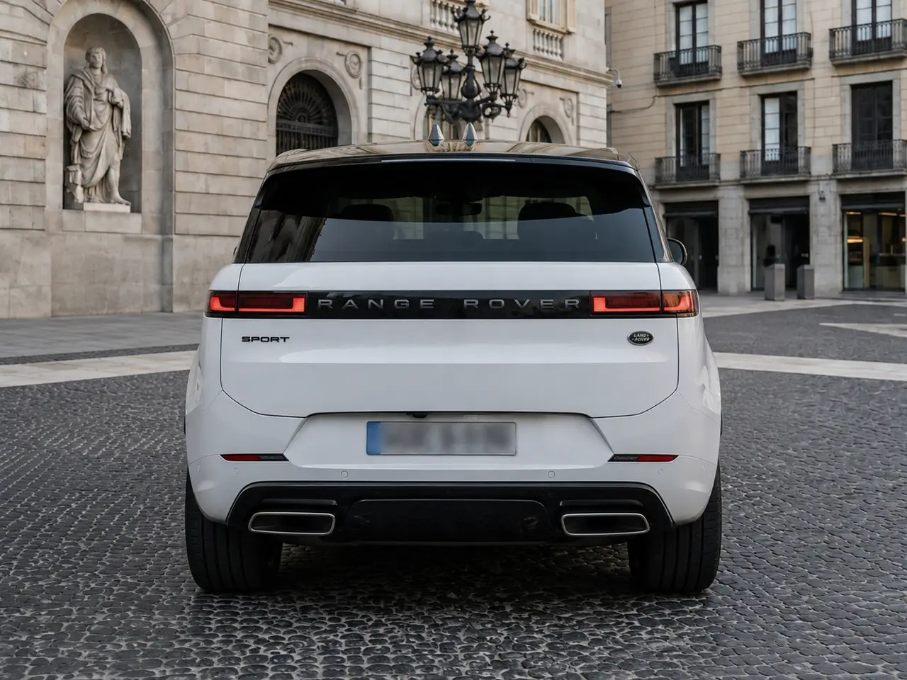Land Rover Range Rover Sport 2025, vista posteriore — Milan Luxury Cars, Milano. Il Range Rover Sport 2025 porta in dotazione 400 cavalli distribuiti su una struttura…