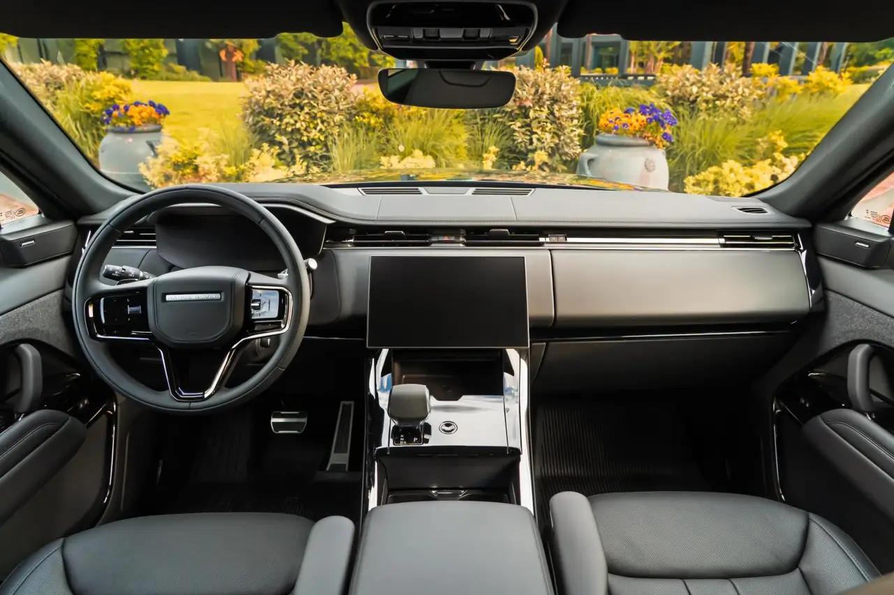 Land Rover Range Rover Sport Dynamic SE 2025, exterior — Milan Luxury Cars, Milan. The 2025 Range Rover Sport Dynamic SE brings 360 hp to a cabin built for five, striking a…