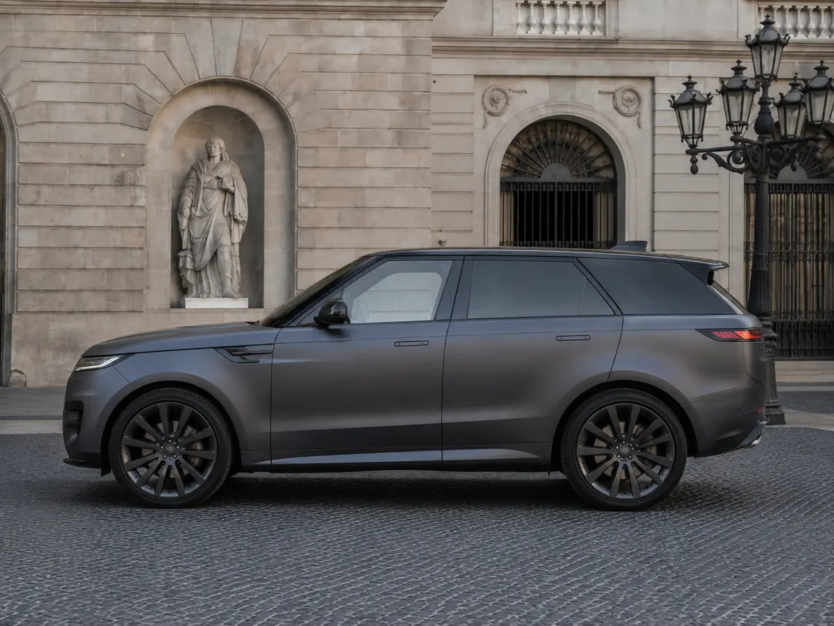 Land Rover Range Rover Sport Dynamic SE 2025, esterno — Milan Luxury Cars, Milano. La Range Rover Sport Dynamic SE 2025 porta in strada 360 cavalli con un assetto che…