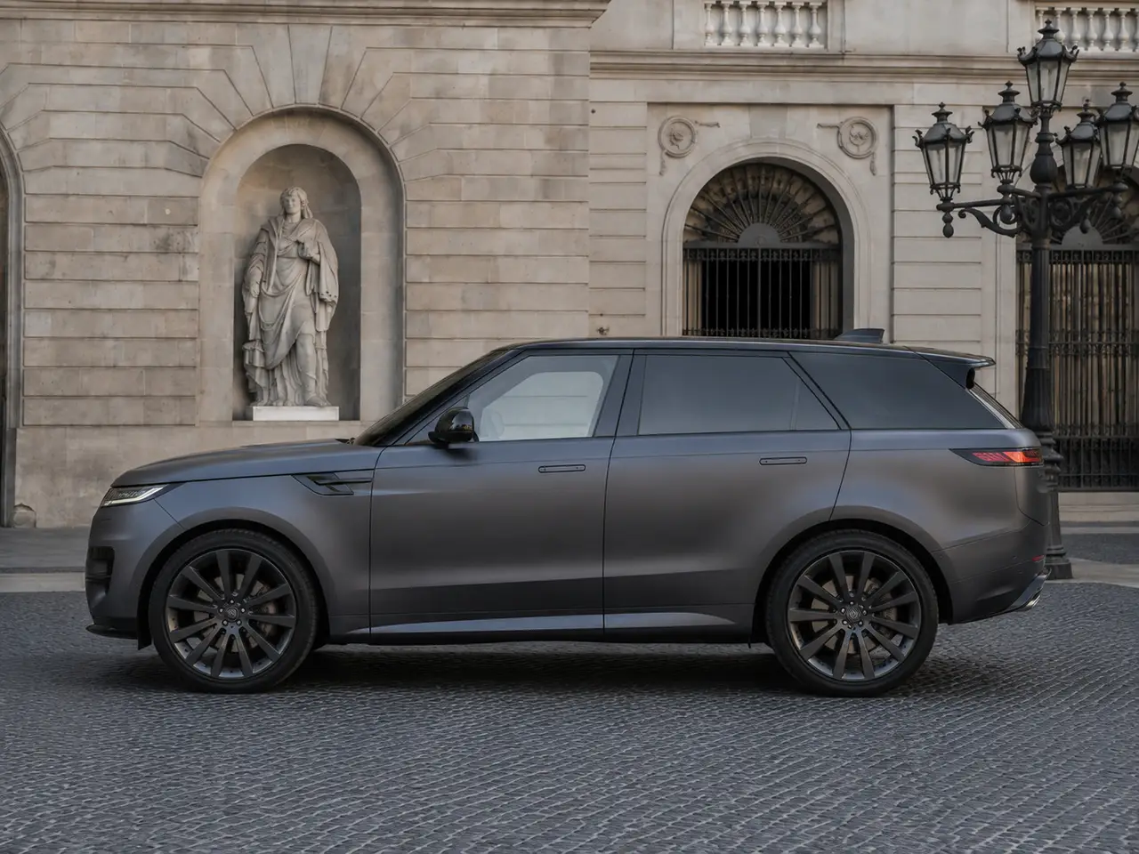Land Rover Range Rover Sport Dynamic SE 2025, esterno — Milan Luxury Cars, Milano. La Range Rover Sport Dynamic SE 2025 porta in strada 360 cavalli con un assetto che…