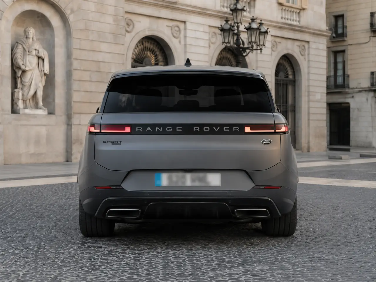 Land Rover Range Rover Sport Dynamic SE 2025, vista posteriore — Milan Luxury Cars, Milano. La Range Rover Sport Dynamic SE 2025 porta in strada 360 cavalli con un assetto che…