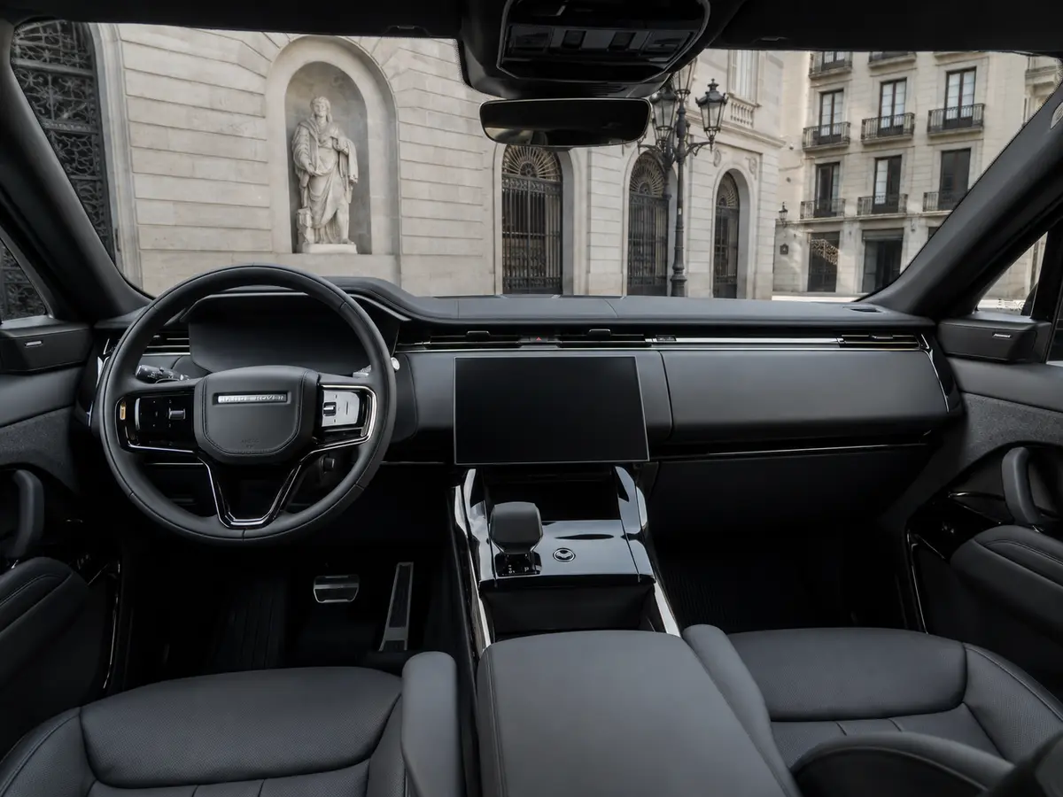 Land Rover Range Rover Sport Dynamic SE 2025, interni — Milan Luxury Cars, Milano. La Range Rover Sport Dynamic SE 2025 porta in strada 360 cavalli con un assetto che…