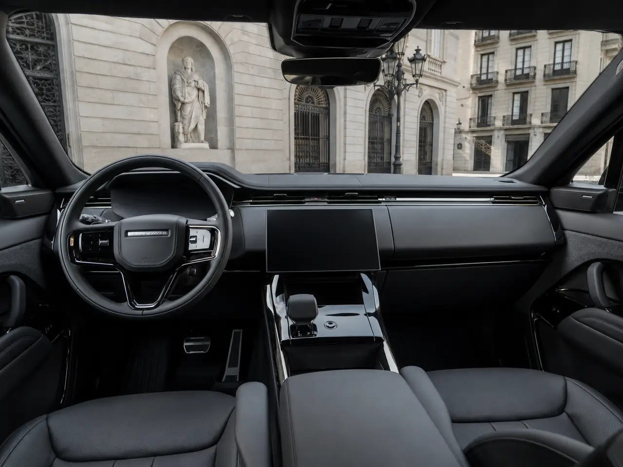 Land Rover Range Rover Sport Dynamic SE 2025, interni — Milan Luxury Cars, Milano. La Range Rover Sport Dynamic SE 2025 porta in strada 360 cavalli con un assetto che…