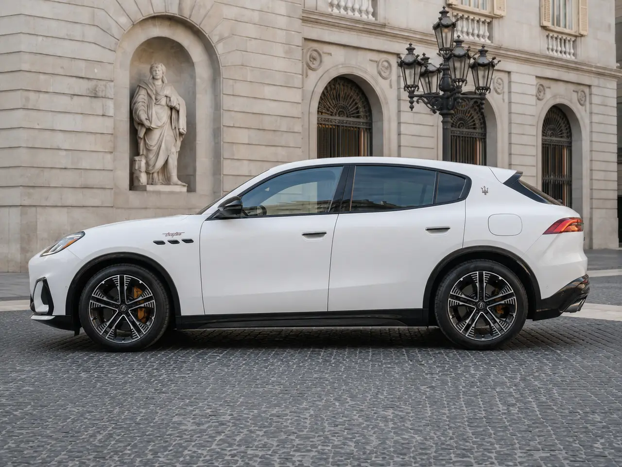 Maserati Grecale GT 2025, esterno — Milan Luxury Cars, Milano. Il Maserati Grecale GT porta nel segmento SUV la misura tipica del marchio: 300 cavalli…