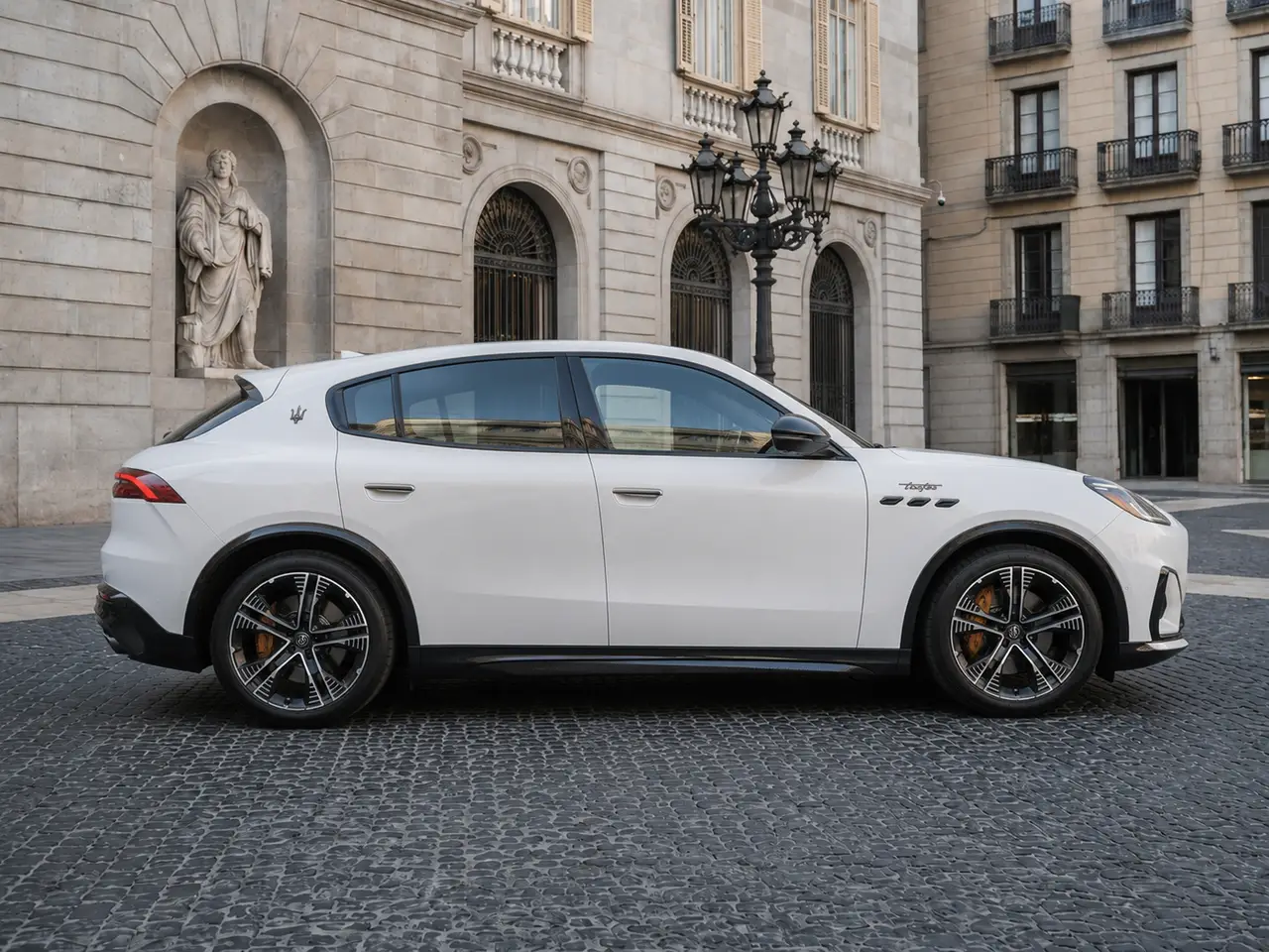 Maserati Grecale GT 2025, vista frontale — Milan Luxury Cars, Milano. Il Maserati Grecale GT porta nel segmento SUV la misura tipica del marchio: 300 cavalli…