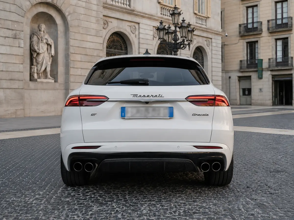 Maserati Grecale GT 2025, vista posteriore — Milan Luxury Cars, Milano. Il Maserati Grecale GT porta nel segmento SUV la misura tipica del marchio: 300 cavalli…