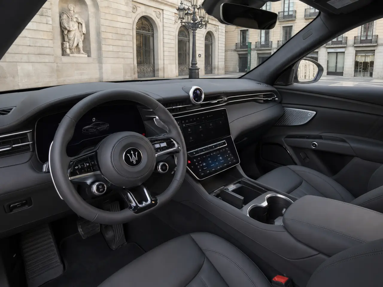 Maserati Grecale GT 2025, interni — Milan Luxury Cars, Milano. Il Maserati Grecale GT porta nel segmento SUV la misura tipica del marchio: 300 cavalli…