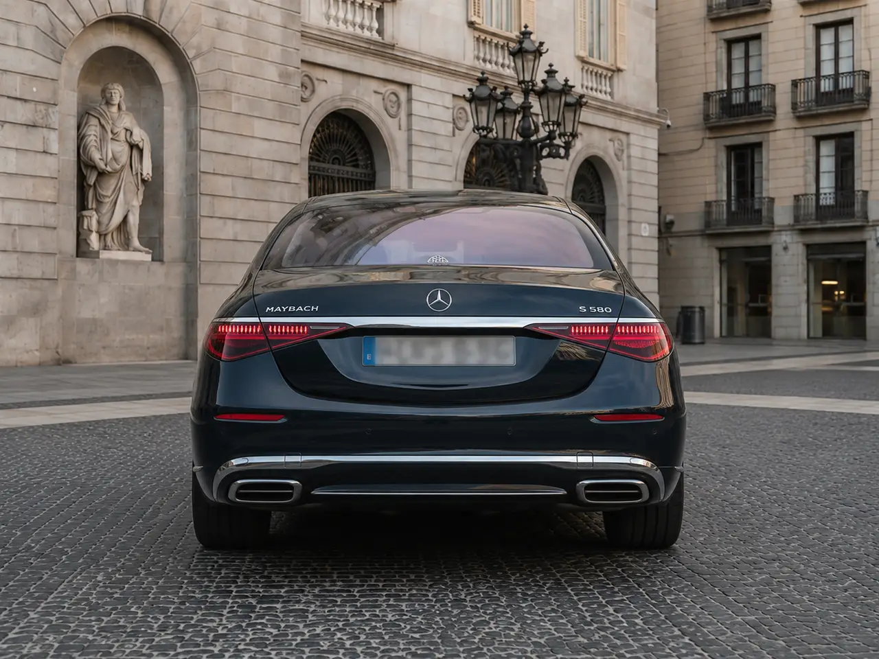 Maybach S580 2023, vista trasera — Milan Luxury Cars, Milán. El Maybach S580 es una berlina de gran formato pensada para desplazamientos donde la…