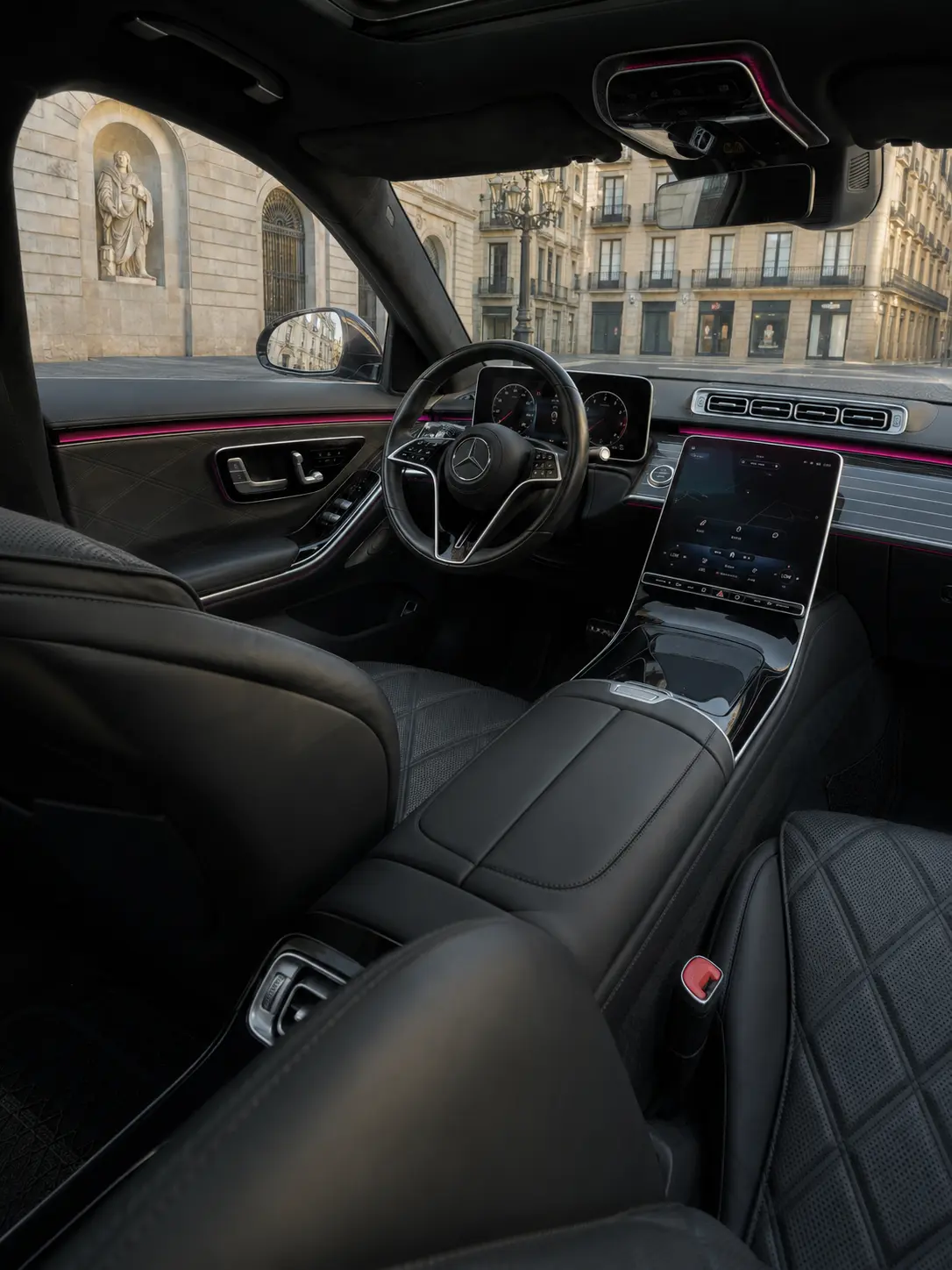 Maybach S580 2023, салон — Milan Luxury Cars, Милан. Maybach S580 — седан представительского класса на 4 места, где мощность 503 л.с. подана…