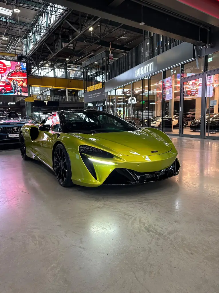McLaren Artura Spider 2024, front view — Milan Luxury Cars, Milan. The McLaren Artura Spider pairs a lightweight carbon structure with a hybrid V6 layout,…