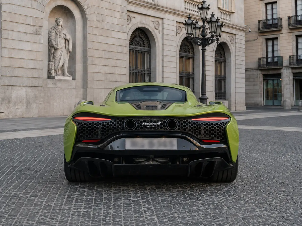McLaren Artura Spider 2024, vista trasera — Milan Luxury Cars, Milán. El McLaren Artura Spider de 2024 combina una arquitectura híbrida con 671 caballos y una…
