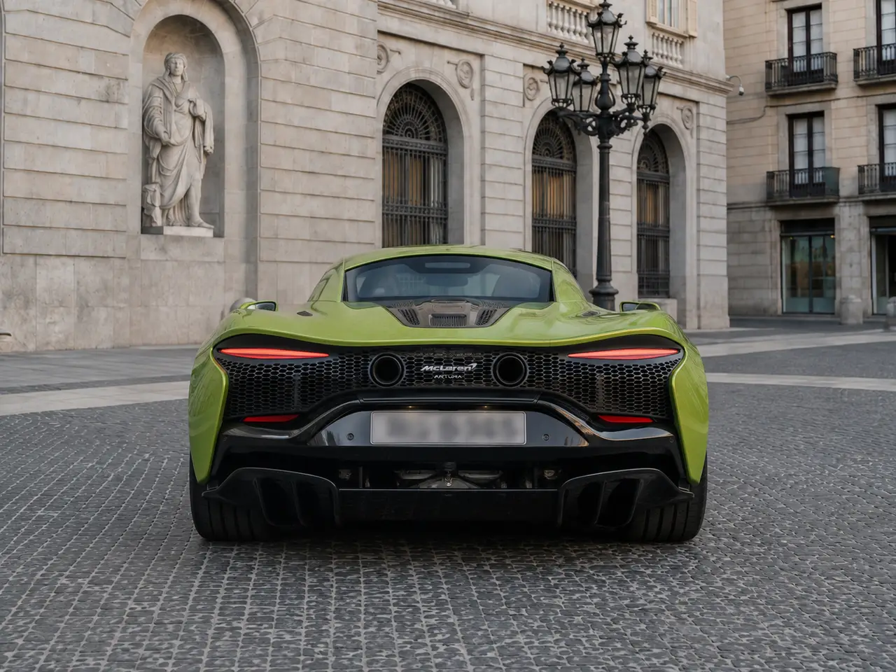 McLaren Artura Spider 2024, vista trasera — Milan Luxury Cars, Milán. El McLaren Artura Spider de 2024 combina una arquitectura híbrida con 671 caballos y una…