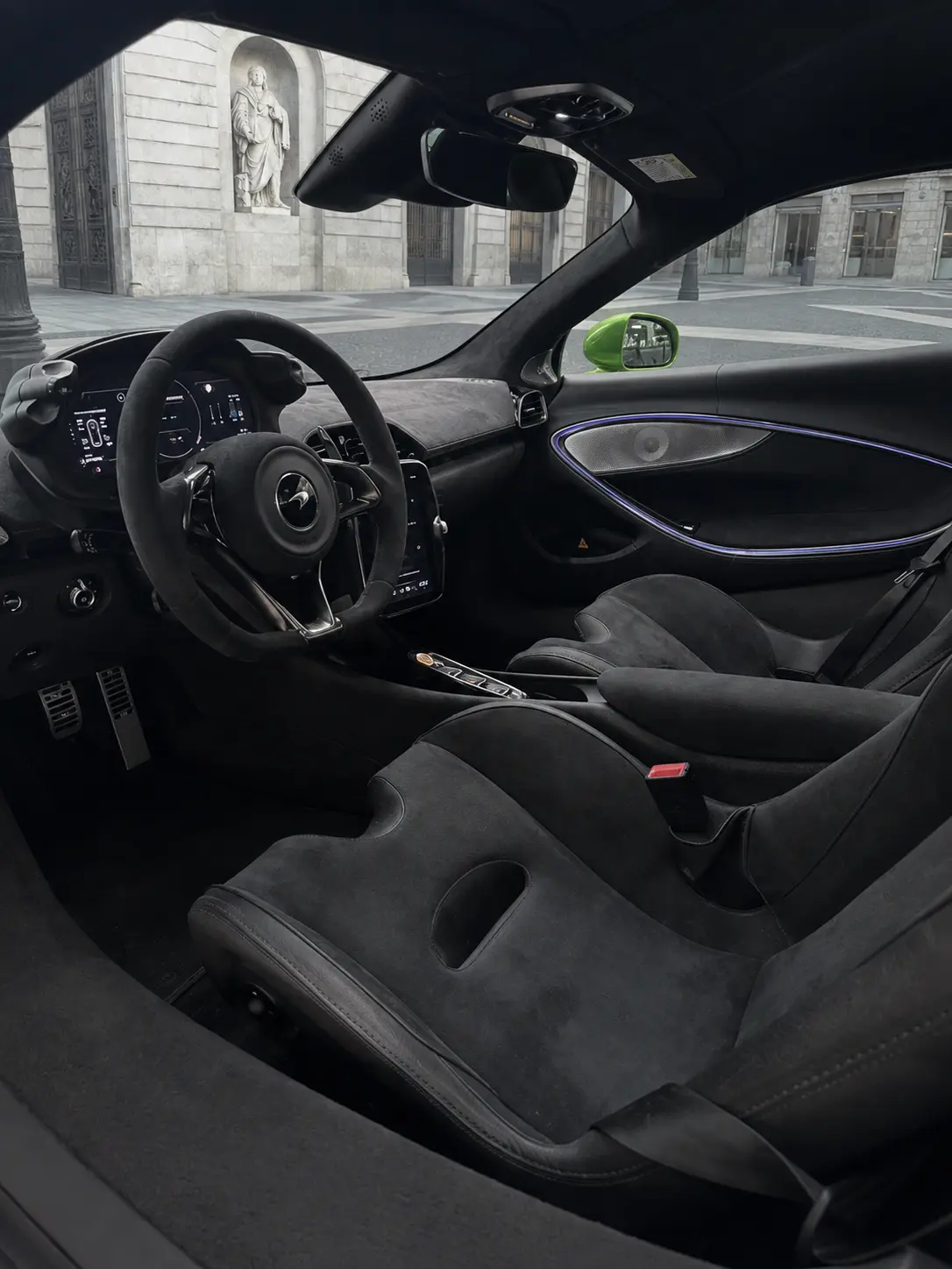 McLaren Artura Spider 2024, interior — Milan Luxury Cars, Milán. El McLaren Artura Spider de 2024 combina una arquitectura híbrida con 671 caballos y una…