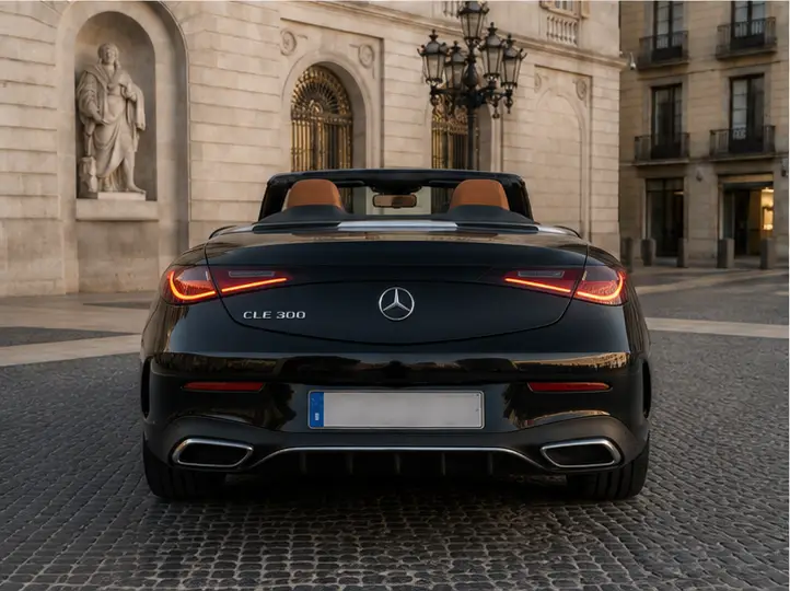 Mercedes Benz CLE 300 Cabriolet AMG Premium 2025, vista trasera — Milan Luxury Cars, Milán. El Mercedes Benz CLE 300 Cabriolet AMG Premium 2025 ocupa un espacio muy concreto en la…