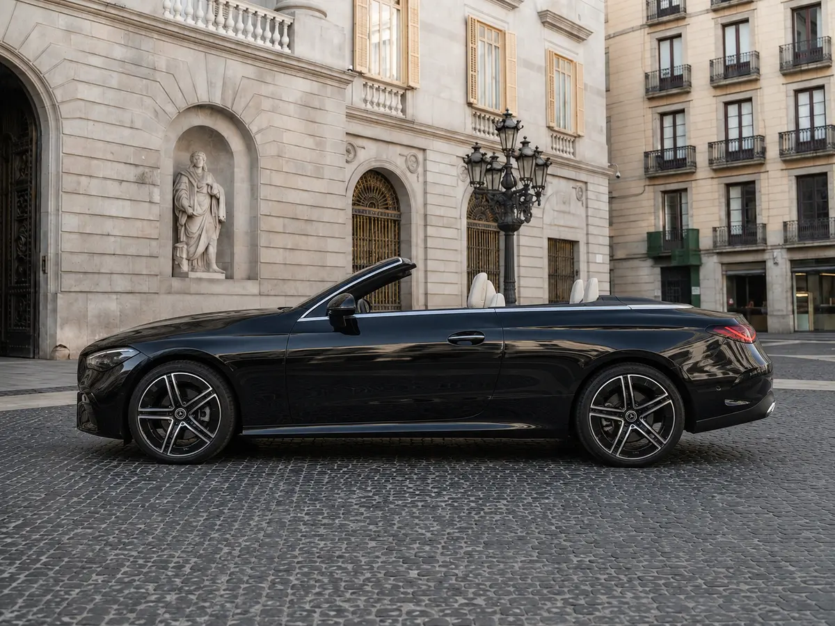 Mercedes Benz CLE Cabrio 2025, esterno — Milan Luxury Cars, Milano. La Mercedes-Benz CLE Cabrio 2025 è una vettura pensata per chi cerca un'aperta elegante…
