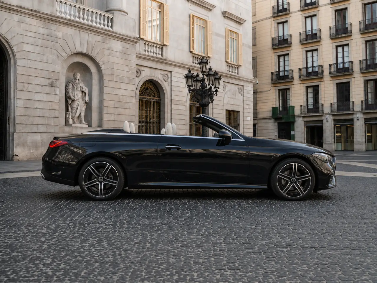 Mercedes Benz CLE Cabrio 2025, vista frontale — Milan Luxury Cars, Milano. La Mercedes-Benz CLE Cabrio 2025 è una vettura pensata per chi cerca un'aperta elegante…