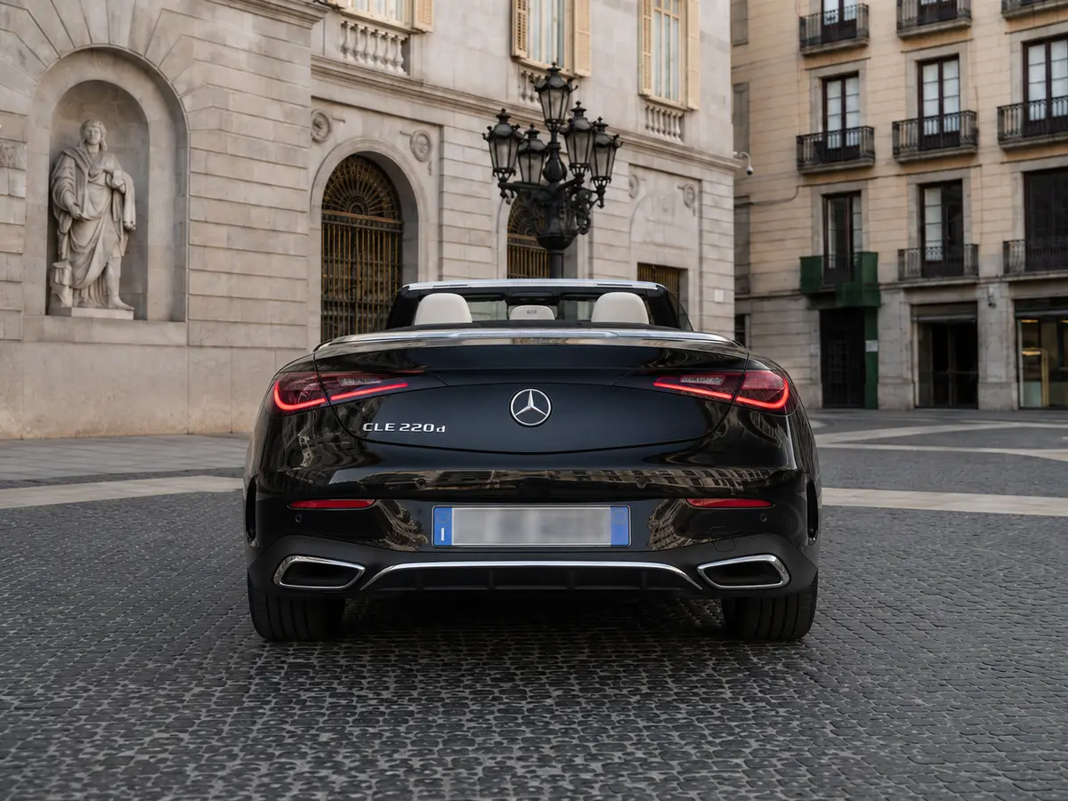Mercedes Benz CLE Cabrio 2025, vista posteriore — Milan Luxury Cars, Milano. La Mercedes-Benz CLE Cabrio 2025 è una vettura pensata per chi cerca un'aperta elegante…
