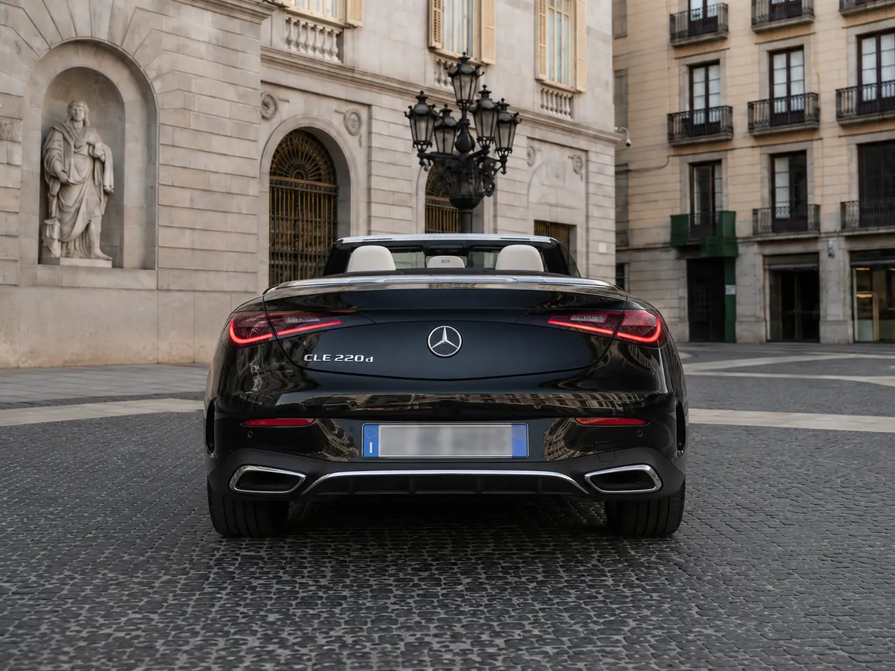 Mercedes Benz CLE Cabrio 2025, vista posteriore — Milan Luxury Cars, Milano. La Mercedes-Benz CLE Cabrio 2025 è una vettura pensata per chi cerca un'aperta elegante…