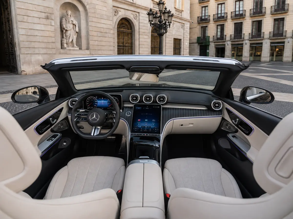 Mercedes Benz CLE Cabrio 2025, interni — Milan Luxury Cars, Milano. La Mercedes-Benz CLE Cabrio 2025 è una vettura pensata per chi cerca un'aperta elegante…