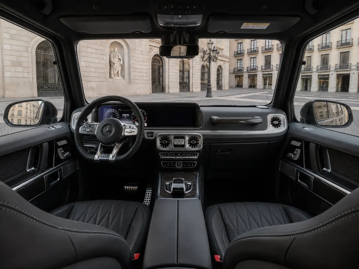 Mercedes Benz G63 2023, vista posteriore — Milan Luxury Cars, Milano. Il Mercedes-Benz G63 2023 impone la sua presenza ancor prima di partire: linee squadrate,…