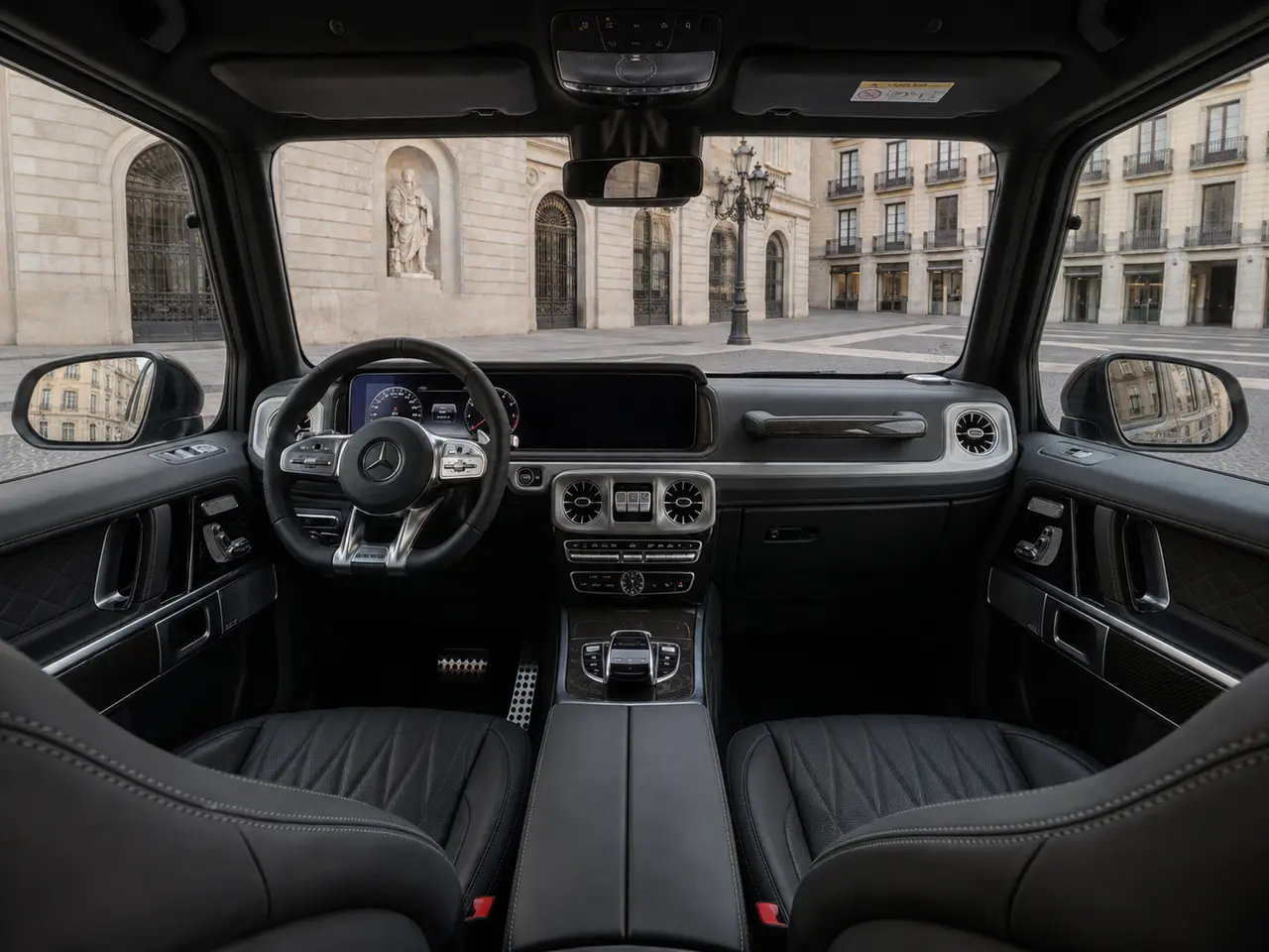 Mercedes Benz G63 2023, vista posteriore — Milan Luxury Cars, Milano. Il Mercedes-Benz G63 2023 impone la sua presenza ancor prima di partire: linee squadrate,…