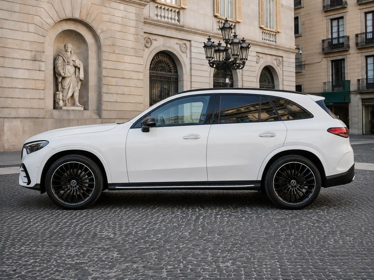 Mercedes Benz GLC 2025, esterno — Milan Luxury Cars, Milano. La Mercedes-Benz GLC 2025 è un SUV pensato per chi cerca solidità e comfort senza…