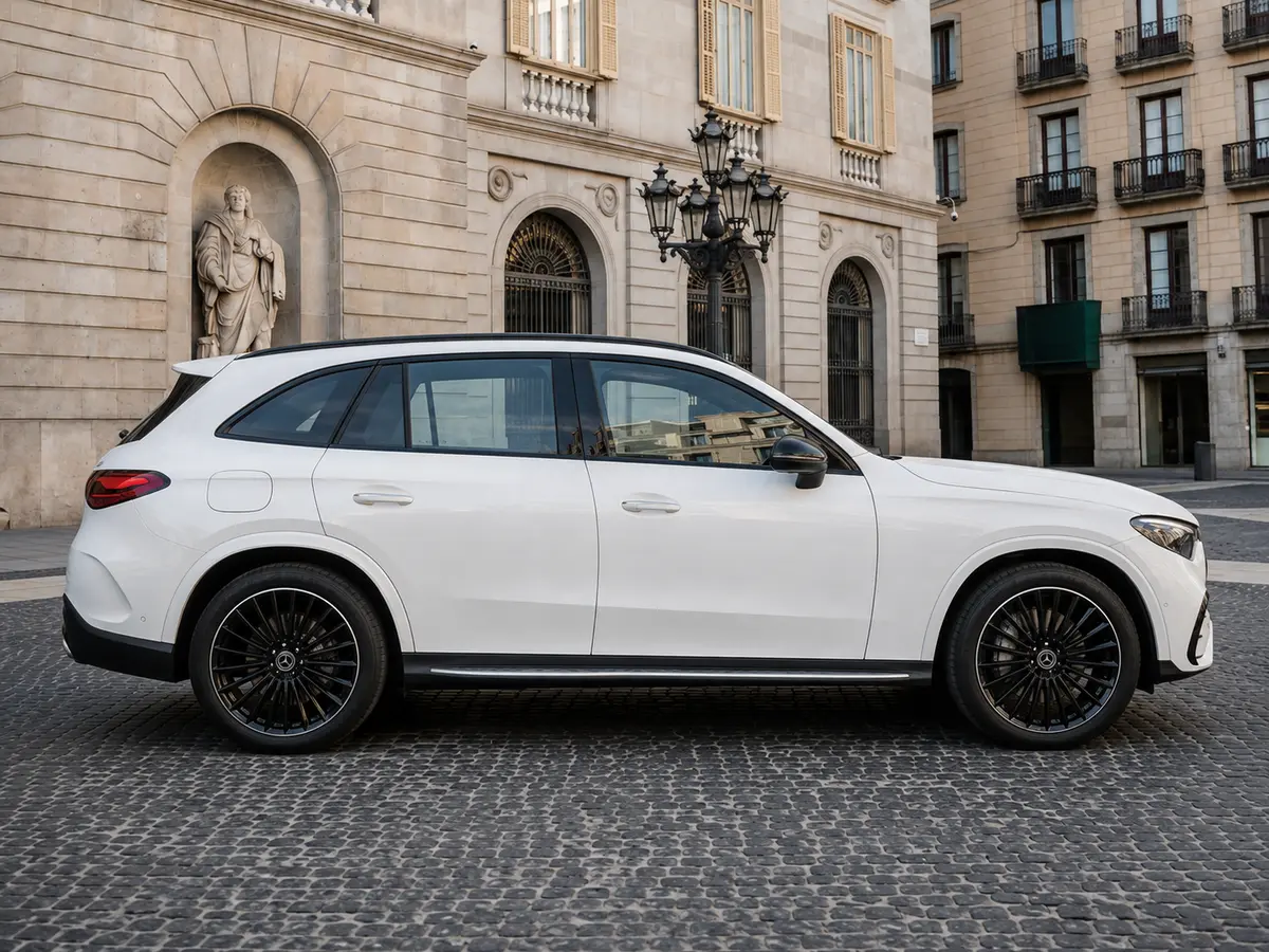 Mercedes Benz GLC 2025, vista frontale — Milan Luxury Cars, Milano. La Mercedes-Benz GLC 2025 è un SUV pensato per chi cerca solidità e comfort senza…