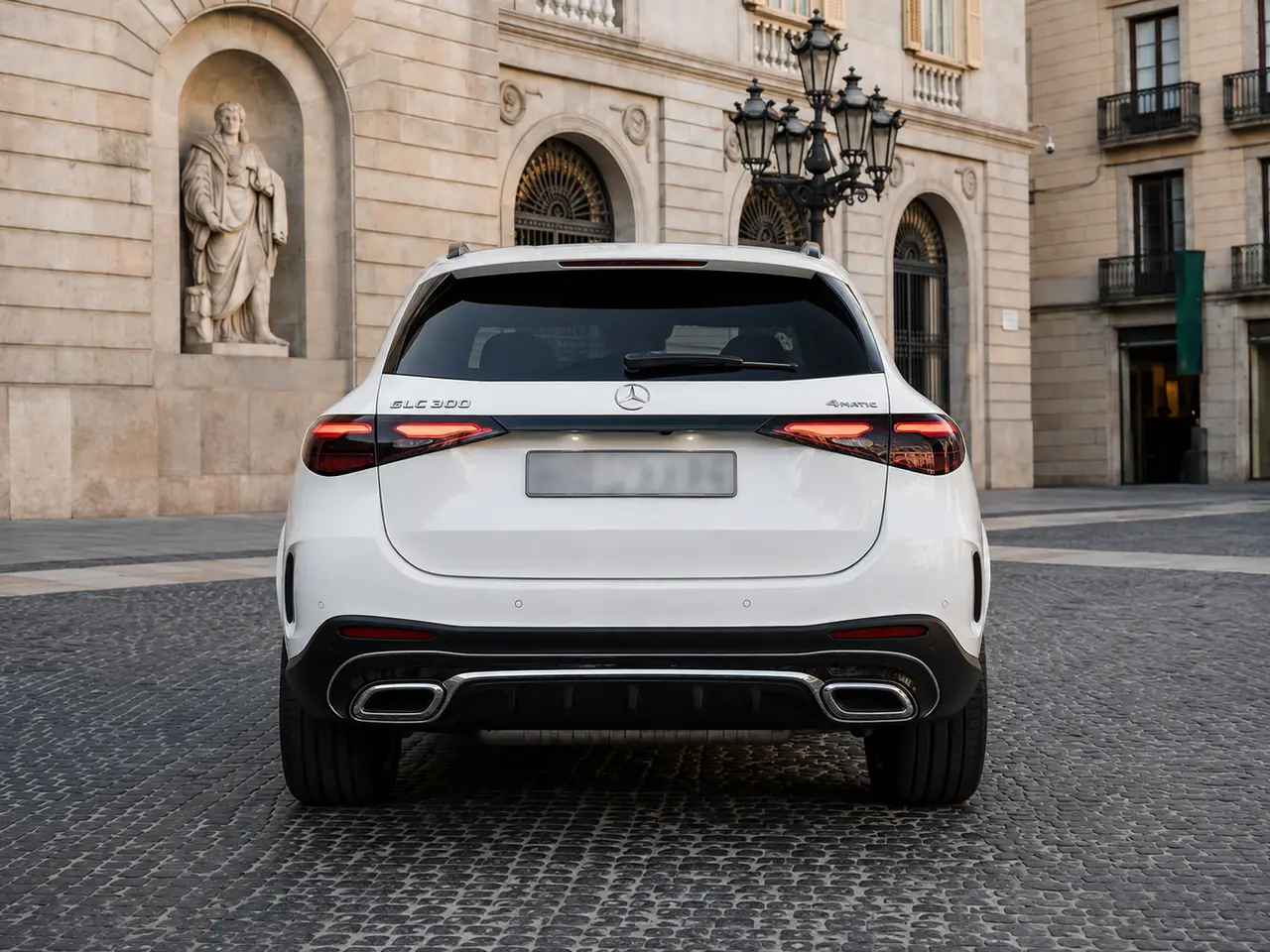 Mercedes Benz GLC 2025, vista posteriore — Milan Luxury Cars, Milano. La Mercedes-Benz GLC 2025 è un SUV pensato per chi cerca solidità e comfort senza…