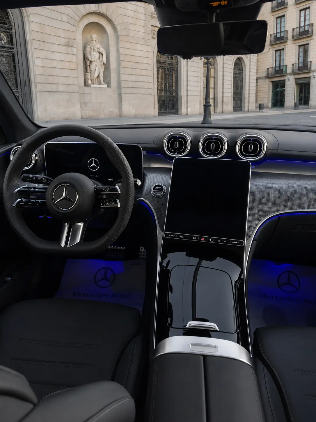 Mercedes Benz GLC 2025, interni — Milan Luxury Cars, Milano. La Mercedes-Benz GLC 2025 è un SUV pensato per chi cerca solidità e comfort senza…